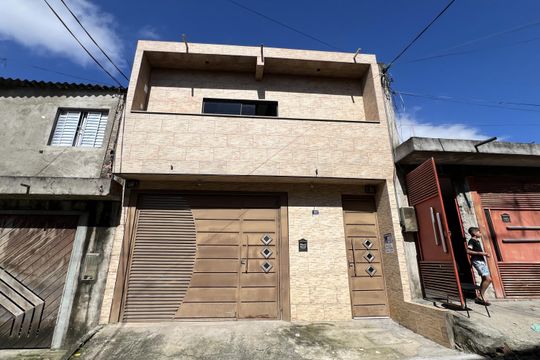 Fachada com placa pequena de casa para alugar com 1 quarto, 106m² em Água Chata, Guarulhos