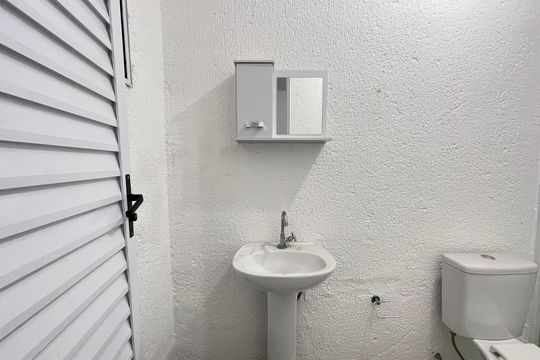 Banheiro de kitnet/studio para alugar com 1 quarto, 10m² em Rio Pequeno, São Paulo