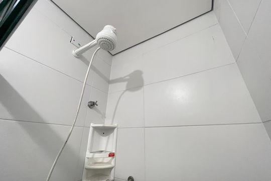 Banheiro de kitnet/studio para alugar com 1 quarto, 10m² em Rio Pequeno, São Paulo