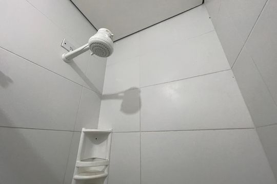 Banheiro de kitnet/studio para alugar com 1 quarto, 10m² em Rio Pequeno, São Paulo
