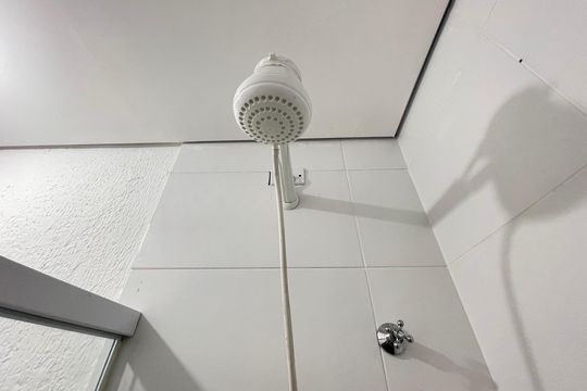 Banheiro de kitnet/studio para alugar com 1 quarto, 10m² em Rio Pequeno, São Paulo