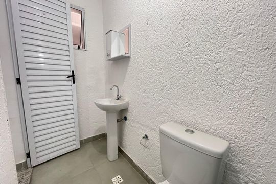Banheiro de kitnet/studio para alugar com 1 quarto, 10m² em Rio Pequeno, São Paulo