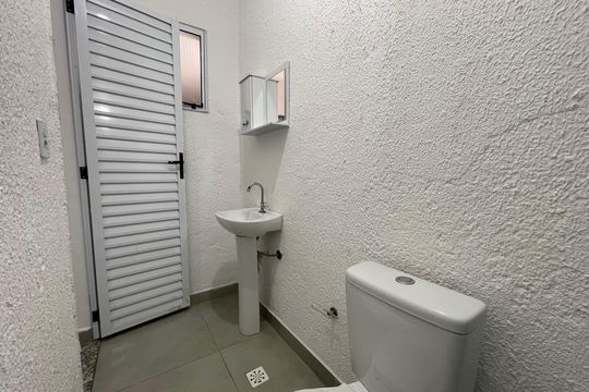 Banheiro de kitnet/studio para alugar com 1 quarto, 10m² em Rio Pequeno, São Paulo