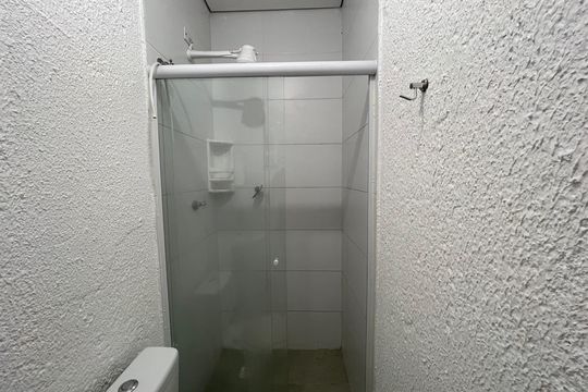 Banheiro de kitnet/studio para alugar com 1 quarto, 10m² em Rio Pequeno, São Paulo