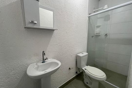 Banheiro de kitnet/studio para alugar com 1 quarto, 10m² em Rio Pequeno, São Paulo