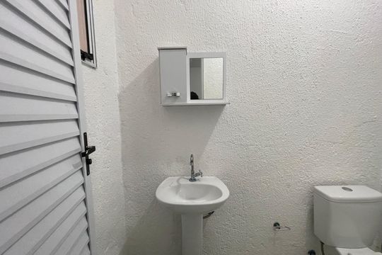 Banheiro de kitnet/studio para alugar com 1 quarto, 10m² em Rio Pequeno, São Paulo