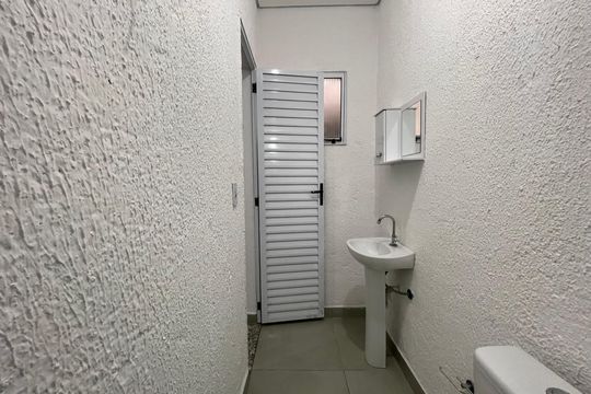 Banheiro de kitnet/studio para alugar com 1 quarto, 10m² em Rio Pequeno, São Paulo