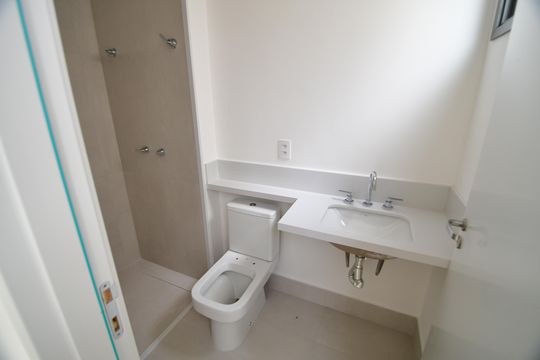 Banheiro de serviço de casa de condomínio à venda com 4 quartos, 586m² em Parque Imperador, Campinas