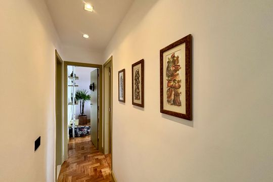 Sala - corredor de acesso aos cômodos de apartamento à venda com 2 quartos, 72m² em Lagoa, Rio de Janeiro