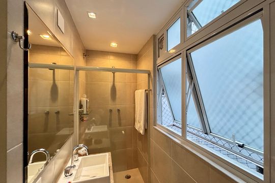 Suíte - banheiro de apartamento à venda com 2 quartos, 72m² em Lagoa, Rio de Janeiro