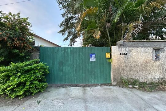 Fachada de casa de condomínio para alugar com 2 quartos, 148m² em Lagoa da Conceição, Florianópolis