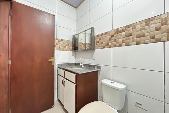 Banheiro suíte 1 de casa de condomínio para alugar com 2 quartos, 148m² em Lagoa da Conceição, Florianópolis