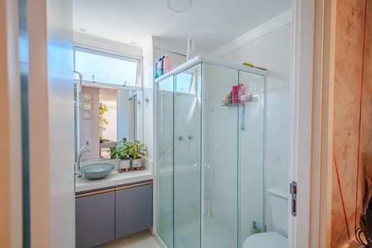 Banheiro de apartamento à venda com 2 quartos, 44m² em Parque Ipe, São Paulo