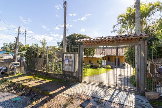 Fachada de casa à venda com 5 quartos, 165m² em Parque Urbano, Porto Alegre