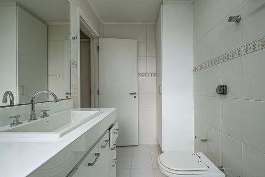 Banheiro da Suíte de apartamento para alugar com 2 quartos, 138m² em Jardim Paulista, São Paulo