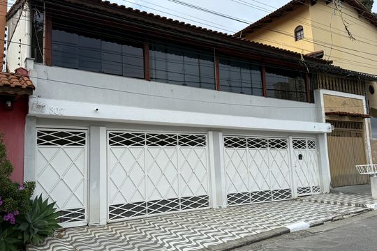 Fachada  de casa à venda com 3 quartos, 300m² em Parque Santo Antonio, Guarulhos