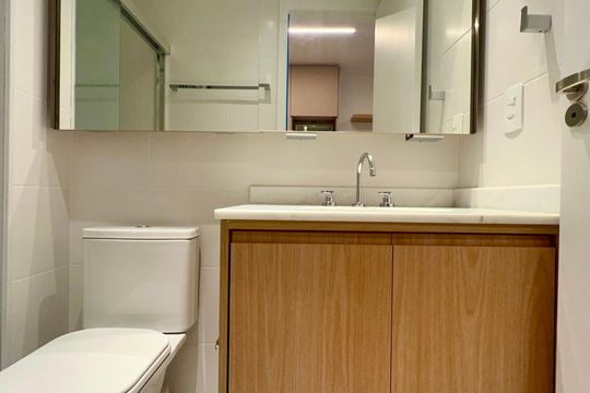 Banheiro de kitnet/studio para alugar com 1 quarto, 26m² em Pompeia, São Paulo
