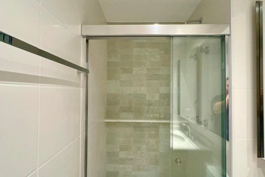 Banheiro de kitnet/studio para alugar com 1 quarto, 26m² em Pompeia, São Paulo