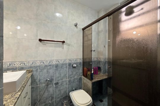 Banheiro social de apartamento à venda com 2 quartos, 70m² em Botafogo, Rio de Janeiro
