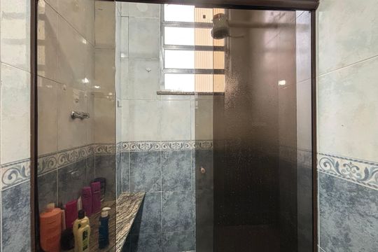 Banheiro social de apartamento à venda com 2 quartos, 70m² em Botafogo, Rio de Janeiro
