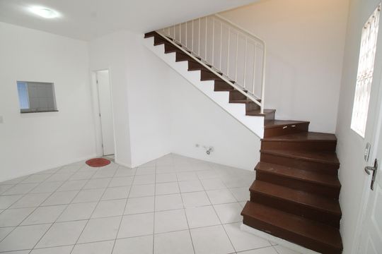 Sala de casa de condomínio para alugar com 2 quartos, 60m² em Parque dos Ipes, São José dos Campos