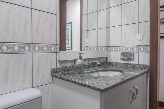 Banheiro 2 de casa à venda com 3 quartos, 230m² em Vila Ipiranga, Porto Alegre