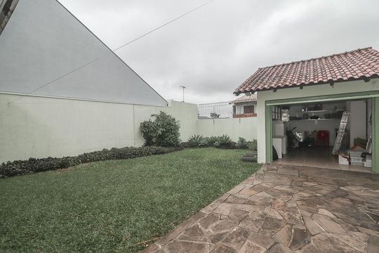 Fundos de casa à venda com 3 quartos, 230m² em Vila Ipiranga, Porto Alegre