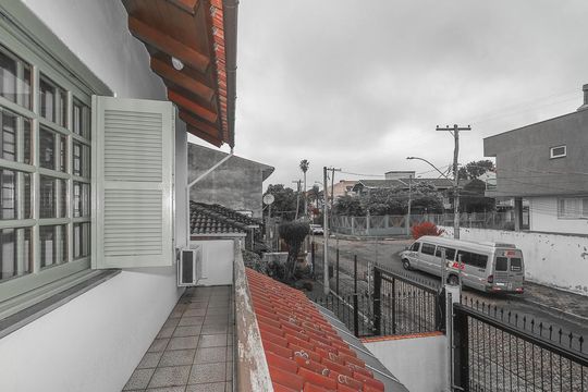 Varanda de casa à venda com 3 quartos, 230m² em Vila Ipiranga, Porto Alegre