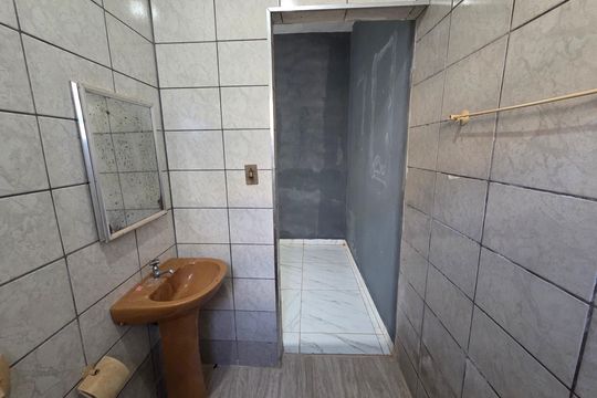 Banheiro do Quarto 3 de casa para alugar com 3 quartos, 2m² em Jardim Melvi, Praia Grande