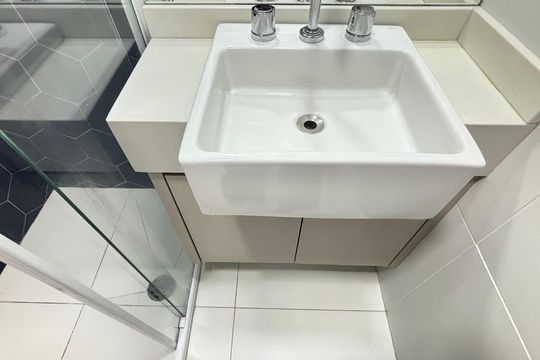 Banheiro de kitnet/studio para alugar com 1 quarto, 26m² em Moema, São Paulo
