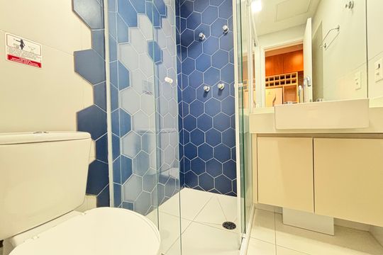 Banheiro de kitnet/studio para alugar com 1 quarto, 26m² em Moema, São Paulo