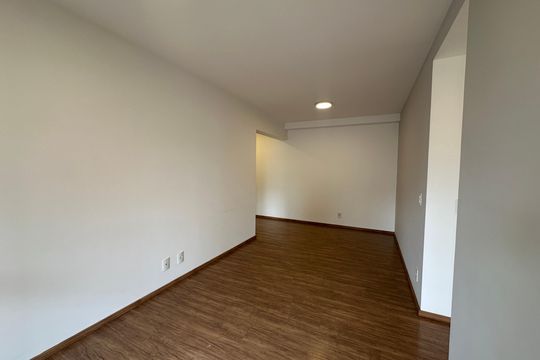 Sala de apartamento para alugar com 3 quartos, 77m² em Jardim Tupanci, Barueri