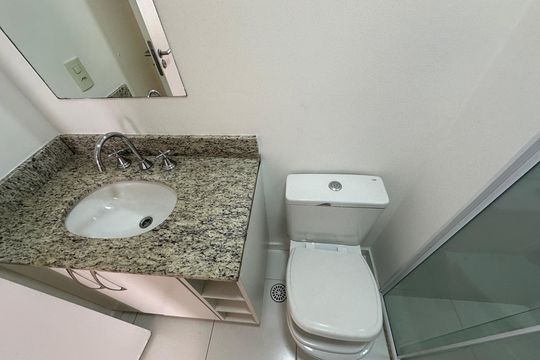 Banheiro da Suíte de apartamento para alugar com 3 quartos, 77m² em Jardim Tupanci, Barueri