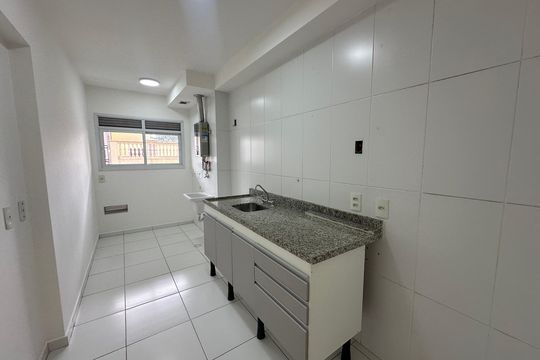 Cozinha de apartamento para alugar com 3 quartos, 77m² em Jardim Tupanci, Barueri