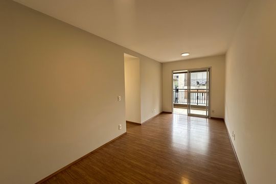 Sala de apartamento para alugar com 3 quartos, 77m² em Jardim Tupanci, Barueri