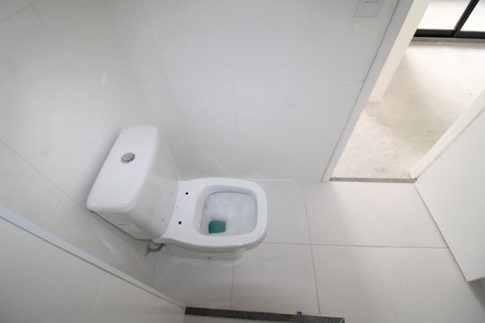 Banheiro de apartamento à venda com 2 quartos, 55m² em Casa Verde, São Paulo