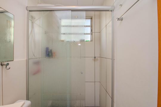 Banheiro de apartamento à venda com 2 quartos, 48m² em Morro Santana, Porto Alegre