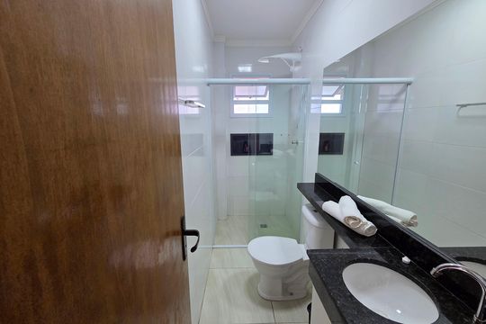 Banheiro de apartamento para alugar com 1 quarto, 48m² em Balneario Flórida, Praia Grande
