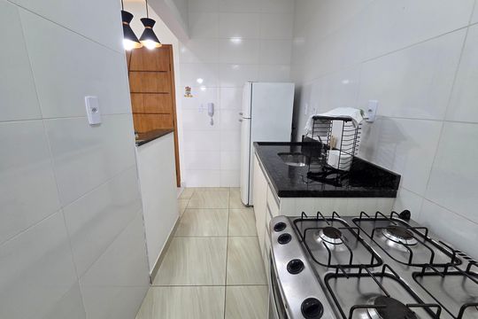 Cozinha de apartamento para alugar com 1 quarto, 48m² em Balneario Flórida, Praia Grande