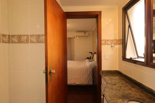 Banheiro da Suíte de apartamento à venda com 3 quartos, 140m² em Vila Assunção, Santo André