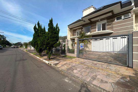 Fachada de casa à venda com 3 quartos, 250m² em Marechal Rondon, Canoas