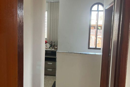 Corredor de casa à venda com 6 quartos, 186m² em Pousada Santo Antonio, Belo Horizonte