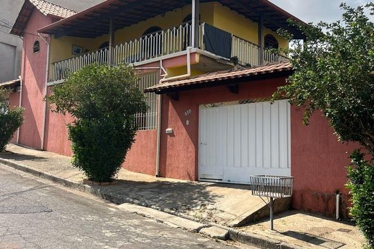 Fachada de casa à venda com 6 quartos, 186m² em Pousada Santo Antonio, Belo Horizonte
