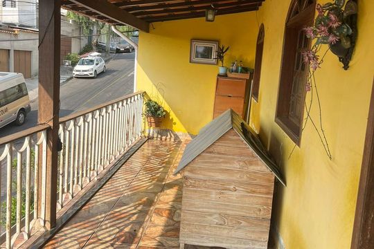 Varanda de casa à venda com 6 quartos, 186m² em Pousada Santo Antonio, Belo Horizonte