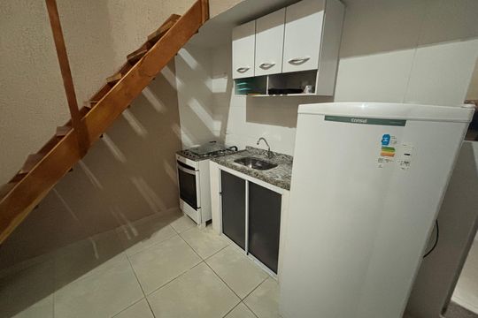 Cozinha de apartamento para alugar com 1 quarto, 27m² em Vila Nhocuné, São Paulo