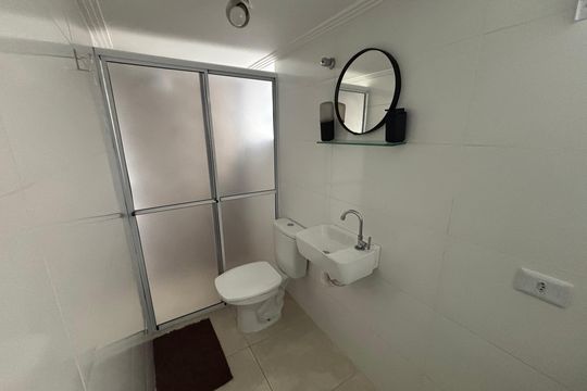 Banheiro de apartamento para alugar com 1 quarto, 27m² em Vila Nhocuné, São Paulo
