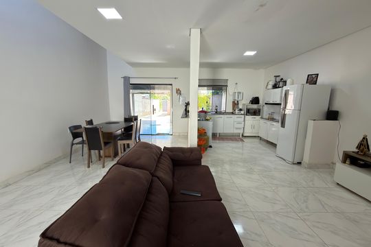 Sala e cozinha  de casa à venda com 1 quarto, 400m² em Colônia Agrícola Arniqueira, Brasília