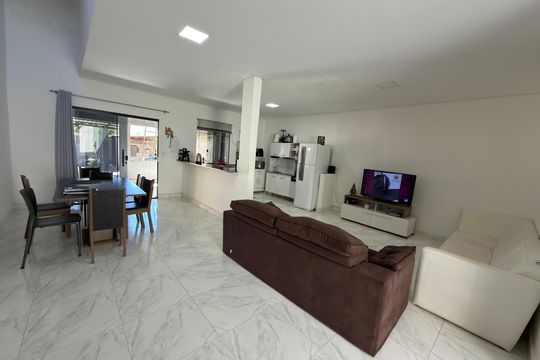 Sala e cozinha  de casa à venda com 1 quarto, 400m² em Colônia Agrícola Arniqueira, Brasília