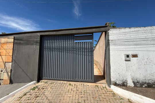Fachada  de casa à venda com 1 quarto, 400m² em Colônia Agrícola Arniqueira, Brasília