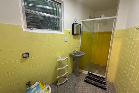 Banheiro de apartamento para alugar com 1 quarto, 50m² em Morro dos Barbosas, São Vicente